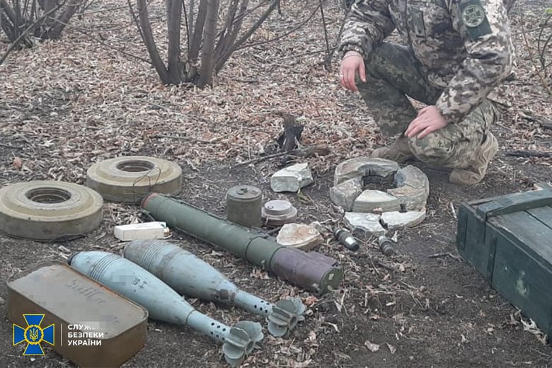 15 кг вибухівки, протитанкові міни і гранатомет: СБУ виявила в Херсоні та на Донеччині схрони з бойовими засобами ураження 01