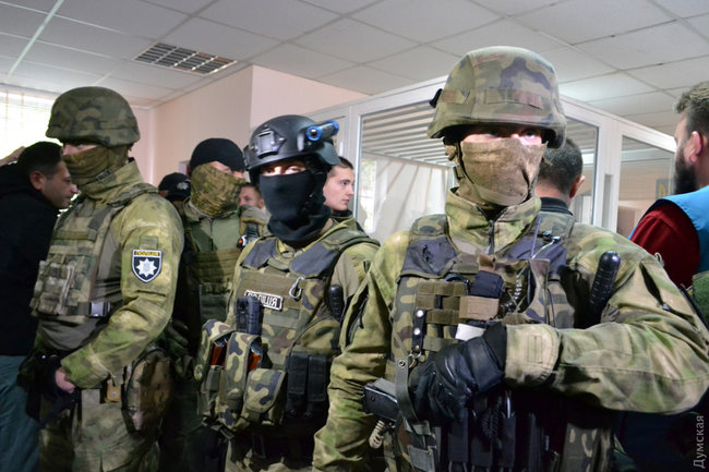 Суд заарештував усіх трьох підозрюваних у нападі на одеського активіста Михайлика без права виходу під заставу 05