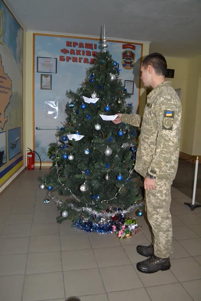 Активісти почали флешмоб на підтримку захоплених РФ українських моряків 08 Активісти почали флешмоб на підтримку захоплених РФ українських моряків 08