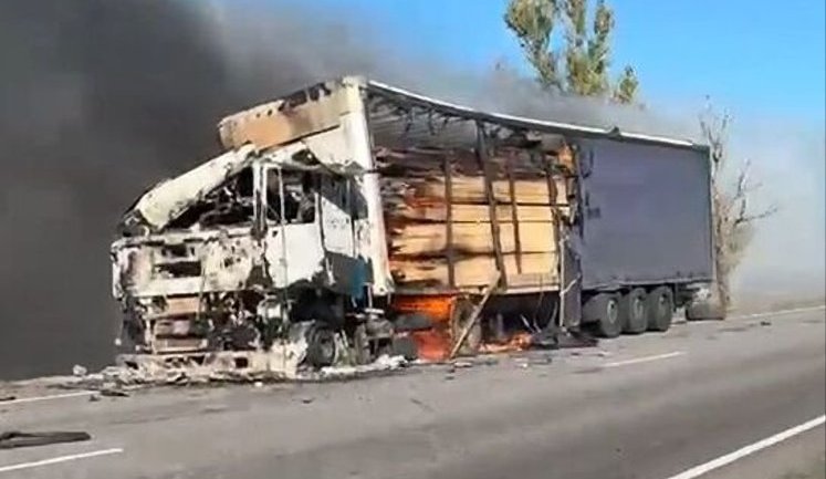Russian man filmed burning lorries on logistics route to Crimea. VIDEO
