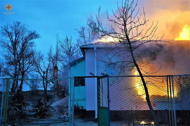 Наслідки ворожого обстрілу дитсадка у Херсоні 06