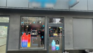 Правоохоронці провели масові обшуки у нелегальних точках продажу рідин для "електронок" у Дніпрі. ФОТОрепортаж