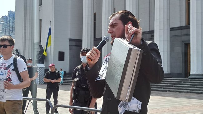 Слуги русификации и Меняю мову на рубли: на акции под ВР произошла стычка - правоохранители пытались задержать митингующего 14