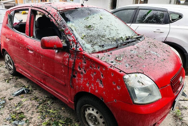 Побиті майже десяток легкових автівок, дві вантажівки, мікроавтобус, машина швидкої.
