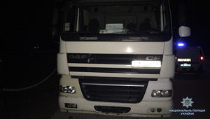 Поліцейські на Хмельниччині застосували зброю, щоб зупинити п'яного водія вантажівки. ФОТО