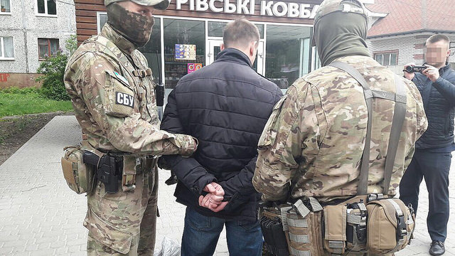 В Житомире СБУ разоблачила сотрудника внутренней безопасности Нацполиции на крышевании проституции 03