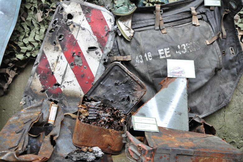 Кресло-катапульта, образцы снарядов и личные вещи рашистов: На Андреевском спуске открылась благотворительная выставка Спротив-2022 15 Кресло-катапульта, образцы снарядов и личные вещи рашистов: На Андреевском спуске открылась благотворительная выставка Спротив-2022 15