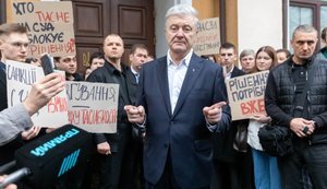 Заседание ВС по санкциям против Порошенко сорвано: что известно?