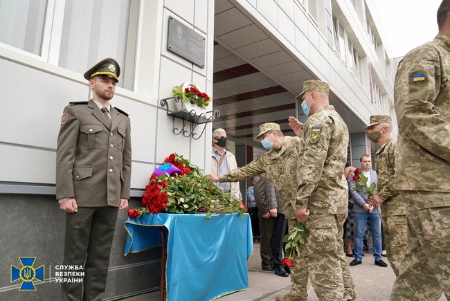 Меморіальну дошку загиблому в зоні ООС співробітнику СБУ Дмитру Каплунову відкрили в Харкові 01