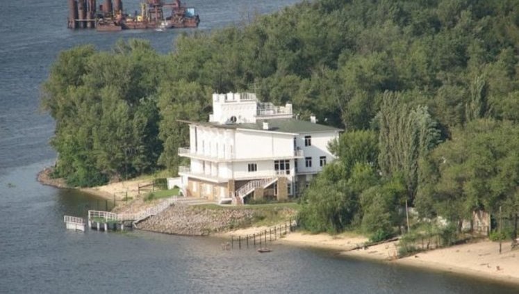 Столичная прокуратура требует отменить договора на аренду земли на Трухановом острове, где незаконно построены здания. ФОТО