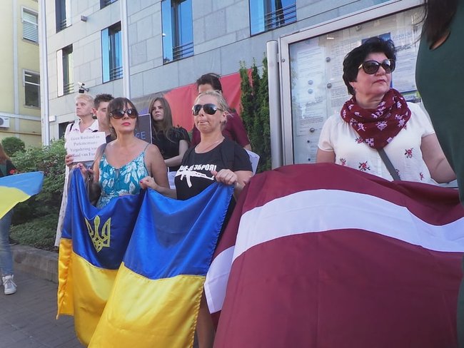 Страсбург-2019 = Мюнхен-1938 - активісти в Києві пікетували посольства країн, делегації яких повернули РФ в ПАРЄ 02