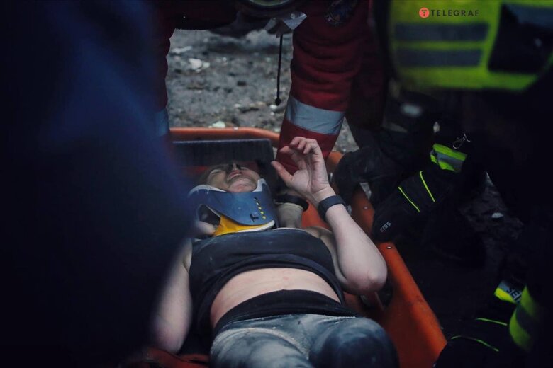 Woman was found under rubble in Dnipro 04