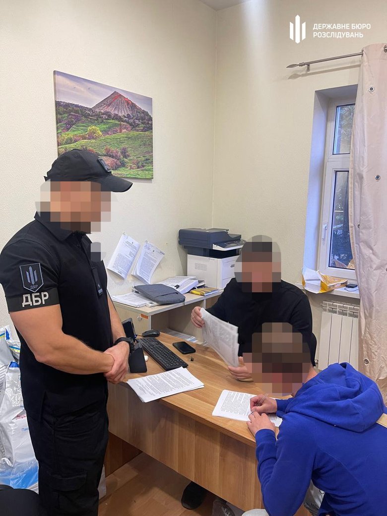 Двом посадовцям ВЧ на Донеччині повідомили про підозру через незаконний продаж продовольства