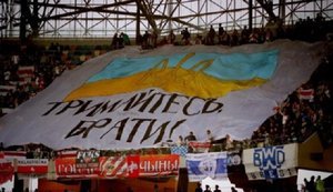 "Держитесь, братья!": Белорусы вывесили баннер в поддержку Украины на матче во Львове. ФОТО