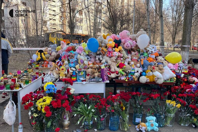 Квіти та іграшки біля багатоповерхівки в Одесі