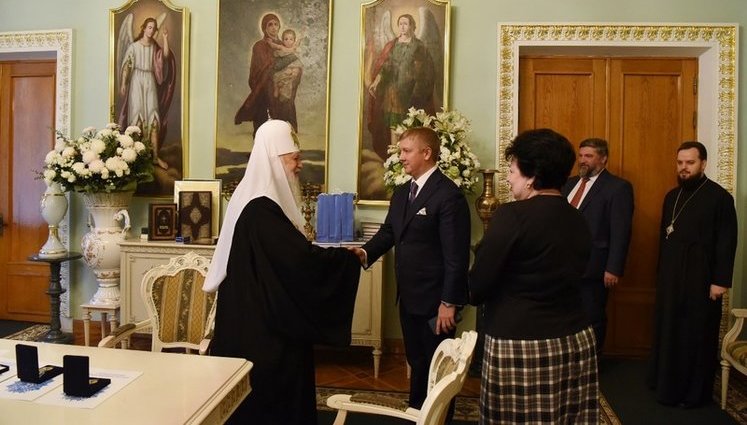 Филарет наградил Коболева орденом святого Андрея Первозванного. ФОТО