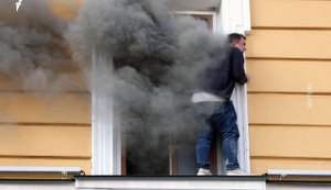 People are fleeing building of National Academy of Sciences of Ukraine engulfed in flames following Russian strike: woman killed, there are casualties. VIDEO+PHOTO