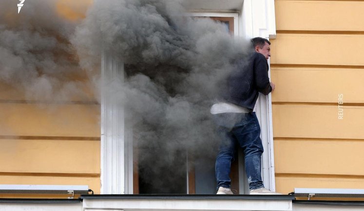 People are fleeing building of National Academy of Sciences of Ukraine engulfed in flames following Russian strike: woman killed, there are casualties. VIDEO+PHOTO