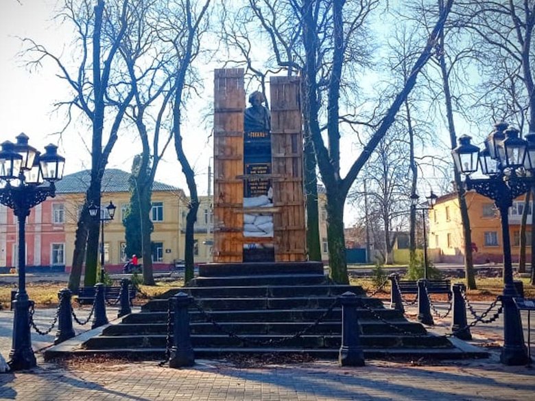 Памятник Гоголю у Ніжині обклали мішками з піском для захисту від можливих обстрілів, - мер Кодола 01
