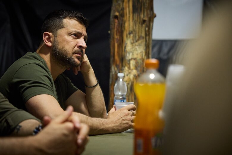 Зеленський відвідав бригади, які ведуть наступальні дії в межах ОТУ Соледар 15