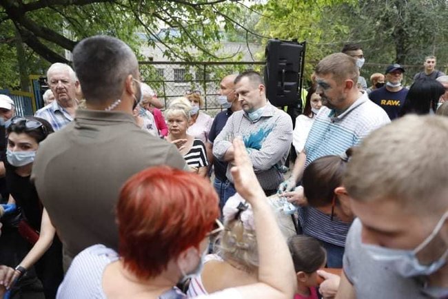 Мера Дніпра Філатова облили зеленкою 06