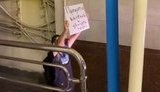 Чоловік перекрив рух метро в Мінську, стоячи з плакатом "Припиніть калічити і вбивати людей". ВІДЕО
