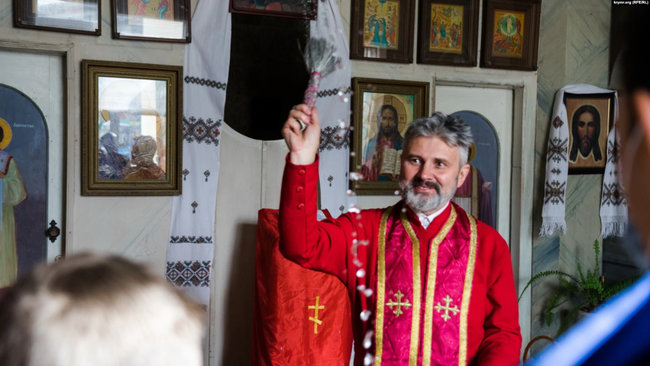 На всенощном бдении верующие заполнили всю площадку перед храмом ПЦУ в оккупированном Симферополе 03