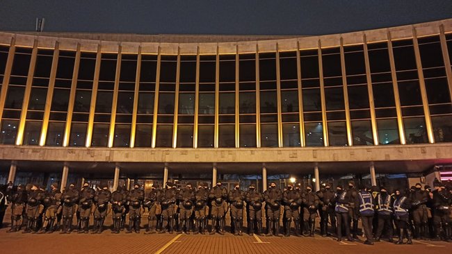 Зе, відповідай за базар!, - ФОПи протестують біля Палацу Україна перед концертом 95 кварталу 01