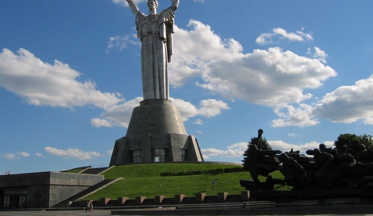 В Киеве возле статуи Родины-матери построят флагшток за 48 миллионов
