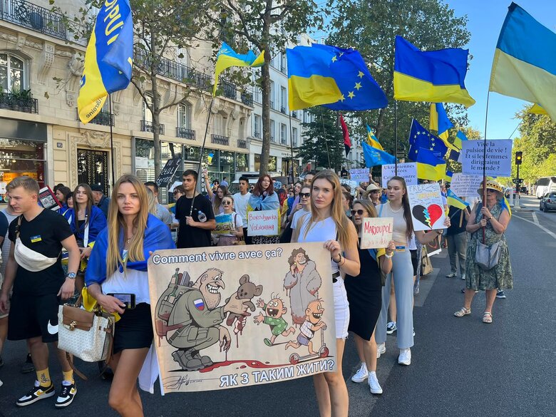 Хода на підтримку України відбулася в Парижі 01