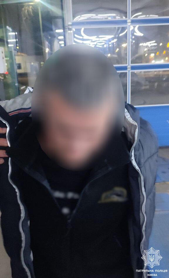 Patrol policemen detained the suspect