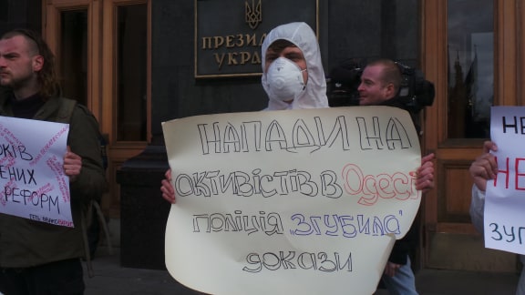 В Киеве под Офисом Президента от Зеленского требовали отставки Авакова 15