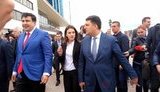 Шпион-пасипака с конфетой обходит кофейни свои