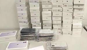 У забутому багажі в аеропорту "Бориспіль" було виявлено 113 телефонів iPhone і 71 комплект навушників на суму 1,8 млн грн. ФОТОрепортаж