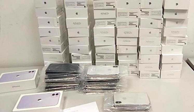 У забутому багажі в аеропорту "Бориспіль" було виявлено 113 телефонів iPhone і 71 комплект навушників на суму 1,8 млн грн. ФОТОрепортаж