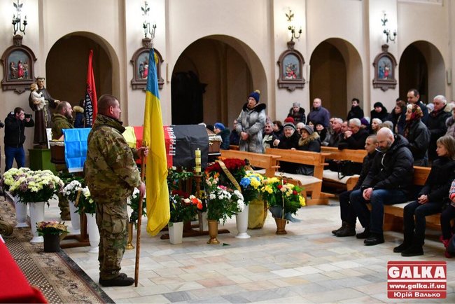 Із загиблим у зоні АТО воїном ДУК Правий сектор Андрієм Витвицьким попрощалися в Івано-Франківську 03