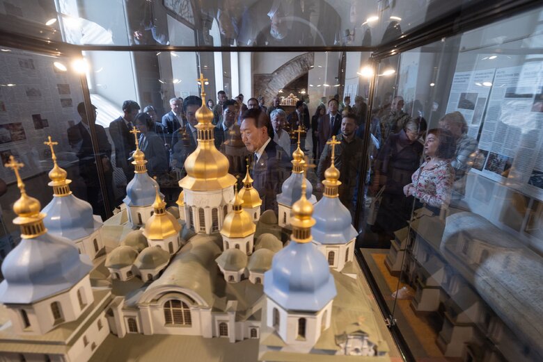 A very important visit - Zelensky thanks Korean President Yoon Suk-yeol for visiting Kyiv 03