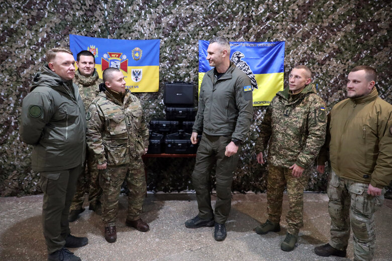 Кличко передав воїнам дрони