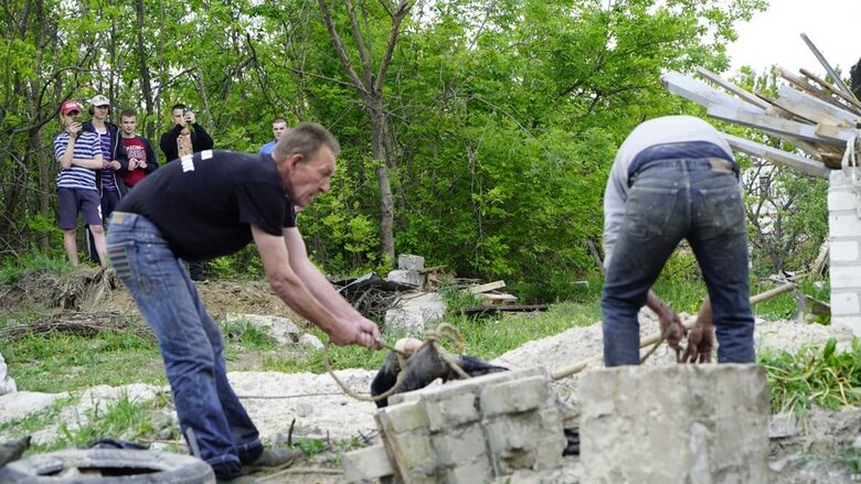 Тела российских военных, вероятно, убитых своими же, собирают в Малой Рогане под Харьковом 02