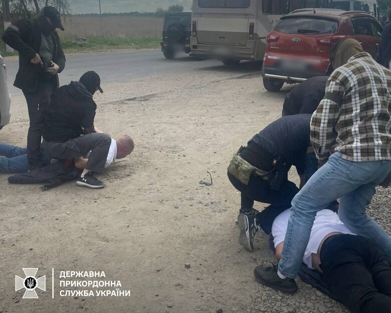 Водії з Молдови перевозили в прихованому відсіку ухилянтів