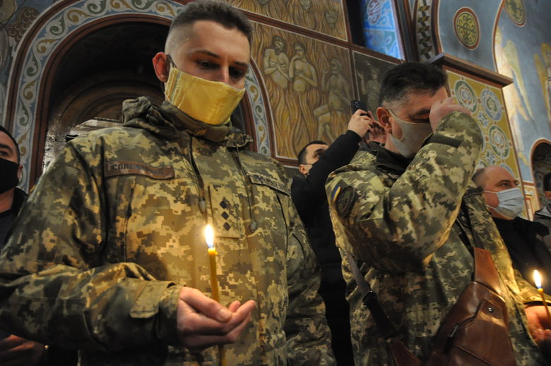 У Києві відбулась панахида за загиблими захисниками Донецького аеропорту 30 У Києві відбулась панахида за загиблими захисниками Донецького аеропорту 30