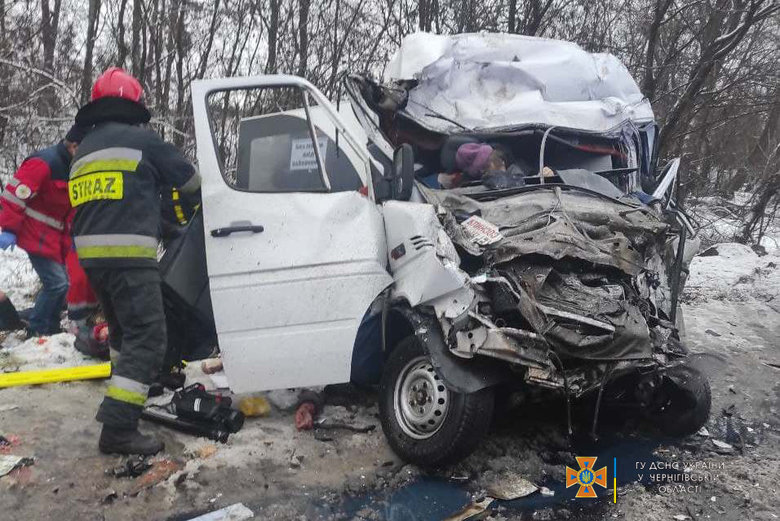 11 killed in bus and truck collision in Chernihiv region 09