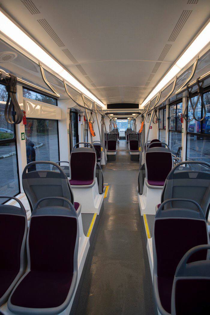 Київ вивів на маршрути 2 нових трамваї та 20 нових автобусів