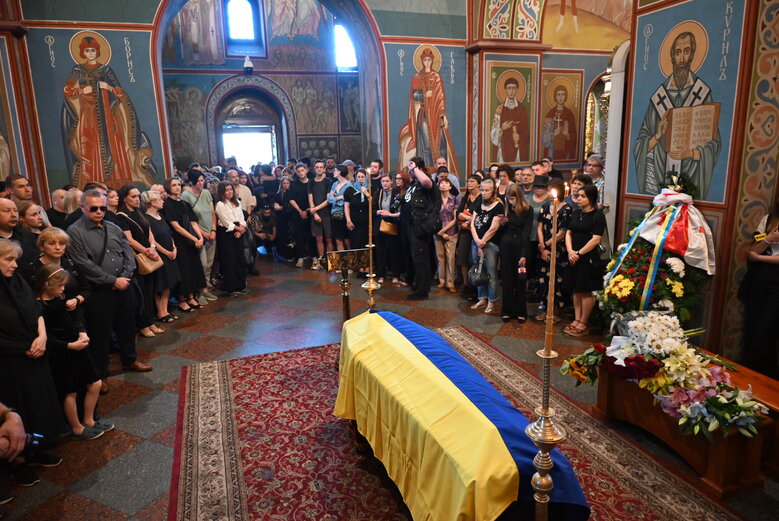 З письменницею Вікторією Амеліною, вбитою в Краматорську російською ракетою, попрощалися в Києві 02 З письменницею Вікторією Амеліною, вбитою в Краматорську російською ракетою, попрощалися в Києві 02