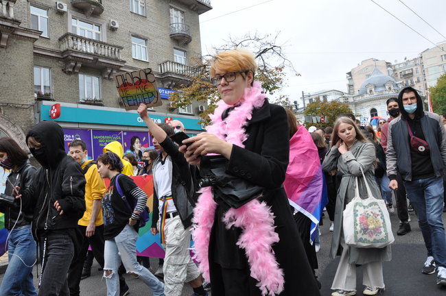 Руху ЛГБТ-маршу намагалася перешкодити жінка, яка лягла на асфальт і кричала про перетворення хлопчиків на геїв 79