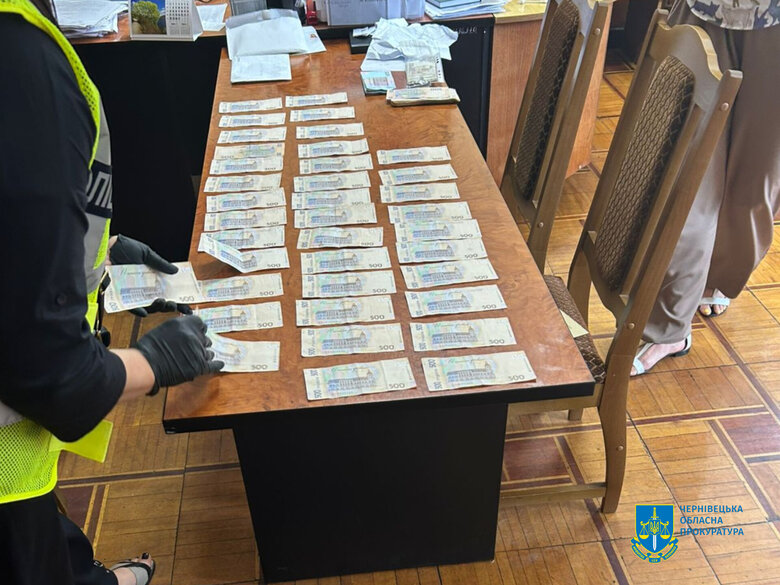 Директорка коледжу з Буковини допомагала чоловікам-ухилянтам