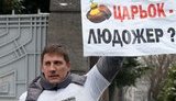Activists Chained Themselves to Yanukovych’s Fence Protesting Harassment of Tymoshenko. Fights Erupted. PHOTOS