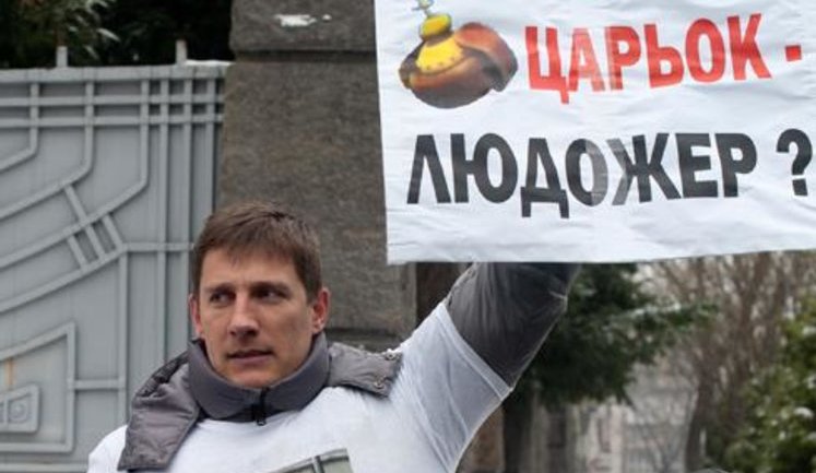 Activists Chained Themselves to Yanukovych’s Fence Protesting Harassment of Tymoshenko. Fights Erupted. PHOTOS