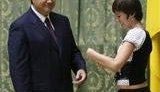 Янукович вручил паспорта ровесникам украинской независимости. ФОТОрепортаж.