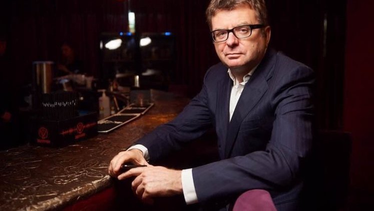 У Києві від ускладнень COVID-19 помер відомий продюсер Олександр Сірий. Йому було 58 років